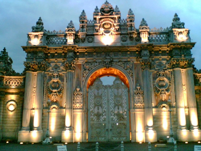 dolmabahce-sarayi-kapisi